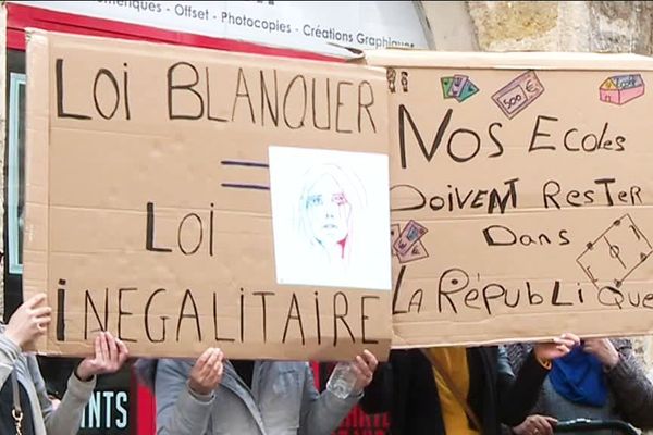 Des parents d'élèves issus des quartiers populaires de Montpellier manifestent contre la loi Blanquer.