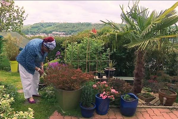 Liliane Servo continue à faire du jardinage avec passion