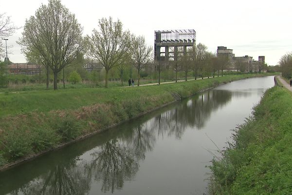 La légendaire Tour de la brasserie Terken au bord du canal de Roubaix.