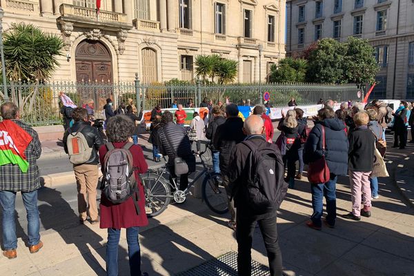 Une centaine de manifestants est venu afficher son soutien aux cinq sans-papiers, devant la préfecture de l'Hérault à Montpellier en ce jeudi 18 novembre.