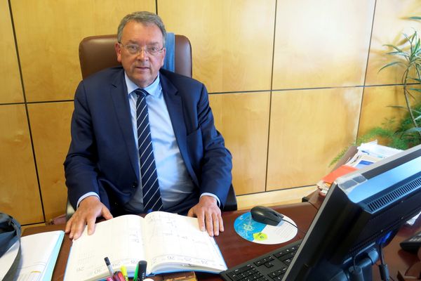 Marc Andreu Sabater, dans son bureau de la mairie de Vire Normandie en 2019.