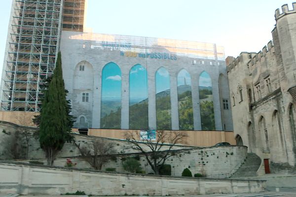 un trompe l'oeil pour embellir le Palais des papes le temps des travaux