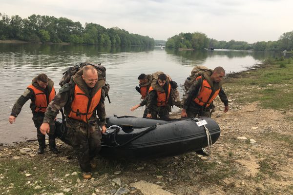 La traversée de la Maine, une épreuve du Challenge Audax Gallus organisé par l'école du génie d'Angers