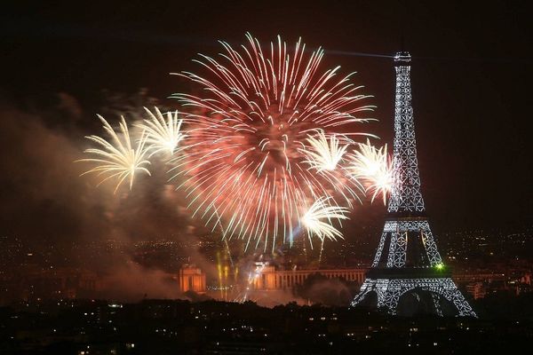 Illustration. Feu artifice à la Tour Eiffel