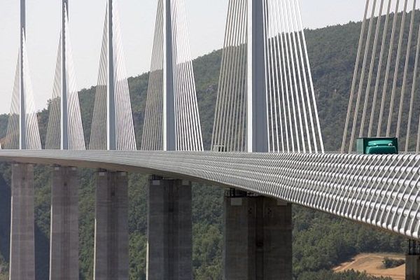 Le viaduc et sa P2, la plus haute pile du monde. 