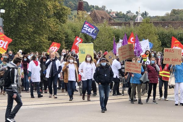 Soignants de l’hôpital Minjoz, de Saint-Jacques, des M.A.S des Tilleroyes ou de Novillars, de Bellevaux : 150 manifestants se sont rassemblés