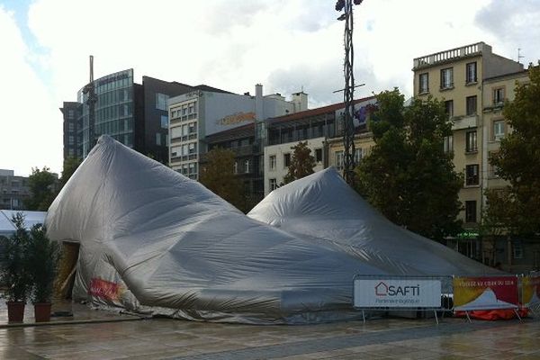 Pour Octobre rose, le mois du dépistage du cancer du sein, une manifestation est organisée place de Jaude à Clermont-Ferrand sous une tente aux formes suggestives...