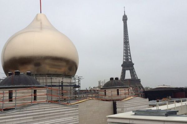 Le premier des cinq bulbes de la future cathédrale orthodoxe russe