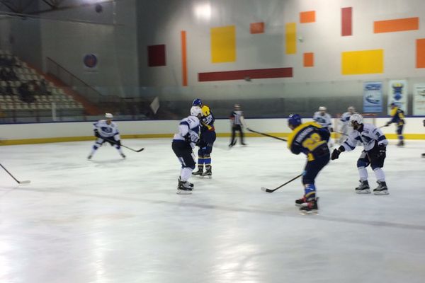 Les taureaux de feu se sont imposés 7 à 5 à la patinoire municipale