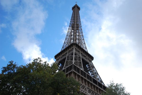 Les nonagénaires vont gravir la Tour Eiffel à pied le 15 mai.