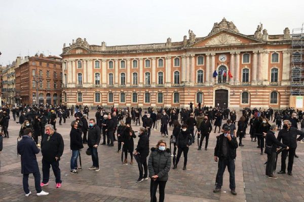 Les professionnels de l’événementiel, la culture, les loisirs, l’hôtellerie/restauration, le sport et les commerces de proximité ont manifesté place du Capitole à Toulouse sous la forme d'une "performance artistique".