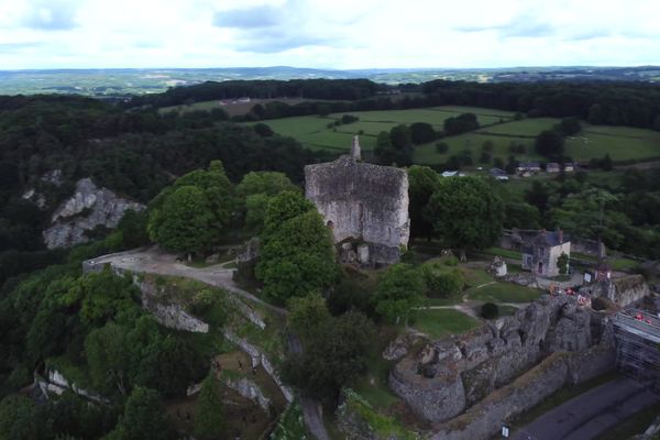 Le château de Domfront,dans l'Orne, domine la vallée.