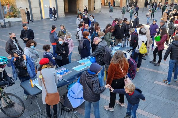 Rassemblement à Toulouse contre le port du masque obligatoire à l'école primaire.