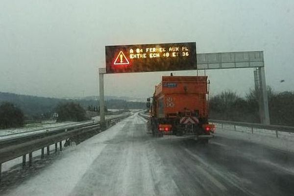 L'A 84 est fermée aux poids lourds dans la Manche  10H45