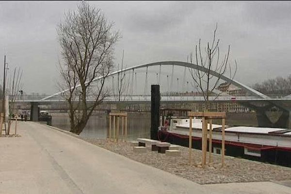 Des petits salons (bancs, assises, tables) ponctuent le parcours et invitent les promeneurs à prendre le temps de s’arrêter....