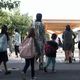 Des mamans portant le voile amènent leur enfant pour la rentrée scolaire dans une école maternelle de Montpellier (illustration)