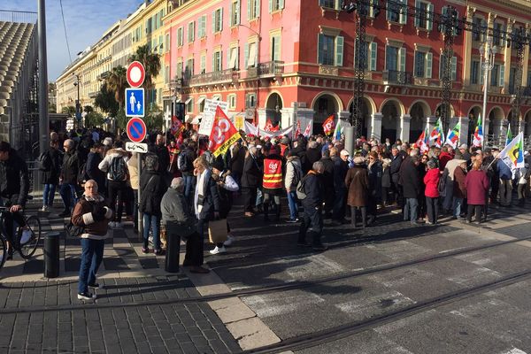 Les retraités, rassemblés ce jeudi matin place Massena.