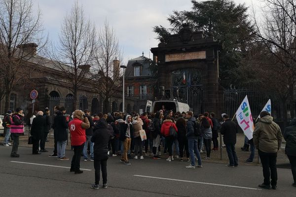 A Clermont-Ferrand, plusieurs dizaines de lycéens ont défilé dans les rues et ont convergé vers le rectorat.