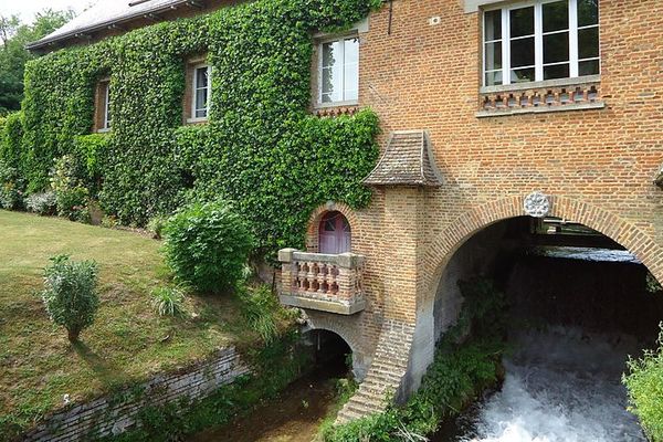 Le moulin de Saint-Paër à Saint-Denis-le-Ferment (Eure).