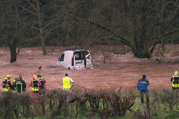 L'homme a traversé la route barrée et s'est fait emporter par les eaux du Chambon.