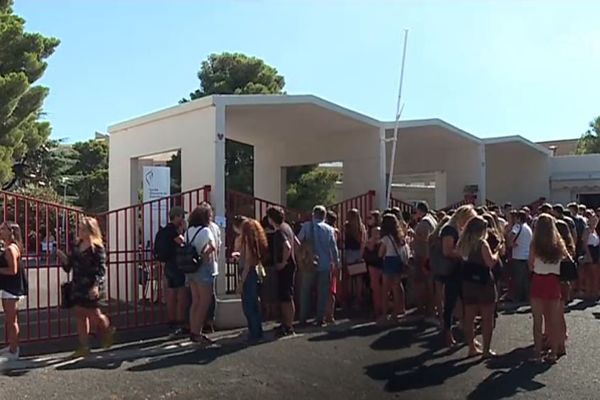 L'attente des résultats devant le lycée d'enseignement général et technologique Giocante de Casabianca, à Bastia.