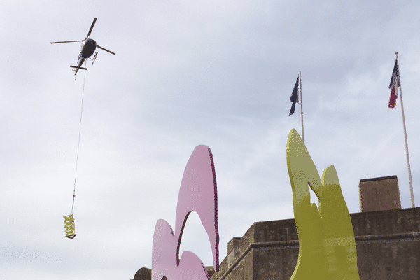 Les sculptures de Stefan Szczesny hélitreuillées vers la citadelle de Saint-Tropez