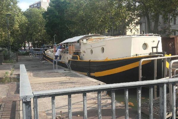 Une péniche s'est retrouvée bloquée, lundi après-midi, sur l'écluse Bayard à Toulouse.