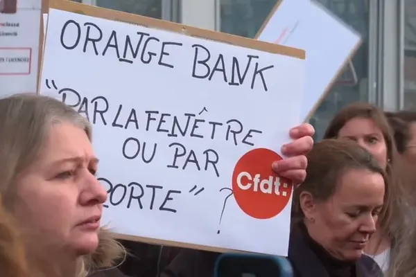 Les salariés d'Orange Bank réunis pour réclamer un meilleur reclassement, début décembre, à Montreuil.