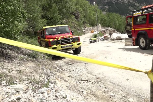 Le torrent du Vénéon a recouvert la piste de secours qui avait été mise en place vers Saint-Christophe-en-Oisans (Isère), de nouveau isolé après les crues torrentielles.