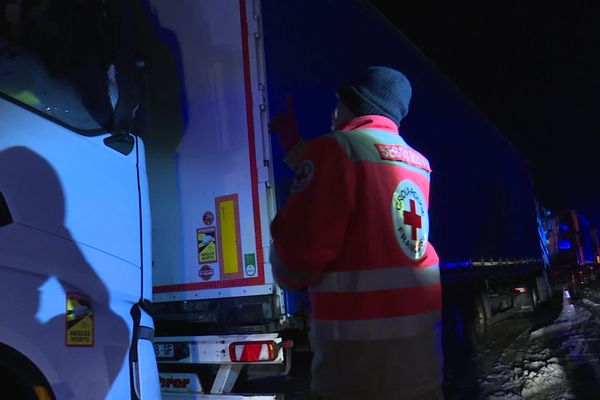 Les bénévoles de la Croix-Rouge au secours des routiers bloqués par la neige dans l'Eure jeudi 21 novembre 2024.