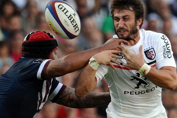 Wayne Avei pour Bordeaux et Maxime Medard, le toulousain, hier au stade Chaban Delmas de Bordeaux