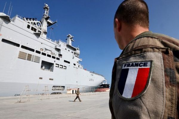 À quai, le Dixmude se trouve actuellement dans un port du Sinaï égyptien, à Al-Arish.