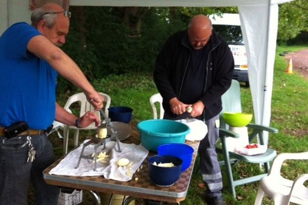 Ce midi, c'est frites sous la tente pour ces bradeux !