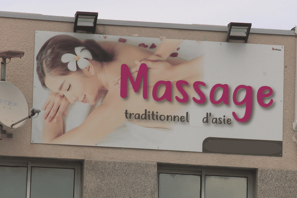 Le salon de massage de Cabestany, dans les Pyrénées-Orientales, affichait sa publicité sur la façade de l'immeuble.