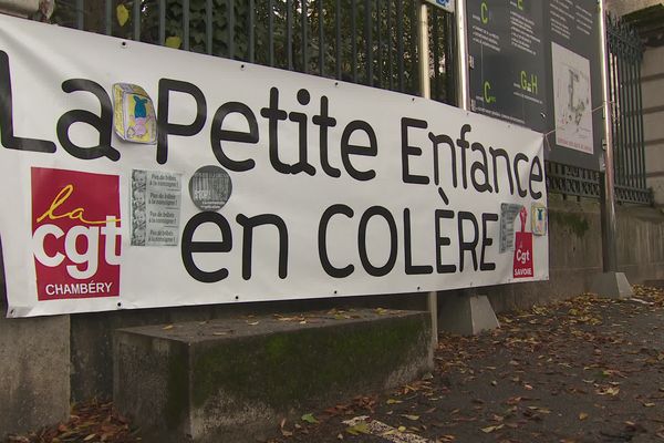 À Chambéry, en Savoie, le collectif "Pas de bébés à la consigne" manifestait mardi 19 novembre 2024 pour dénoncer la dégradation des conditions d'accueil dans les crèches, mises à mal par les réformes qui ont dérégulé et déqualifié le secteur ces dernières années.