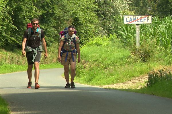 Laetitia et Théophile, sur l'un des chemins du Tro Breizh, entre St-Pol-de-Léon, qu'ils ont quitté voilà 12 jours, et Saint-Brieuc