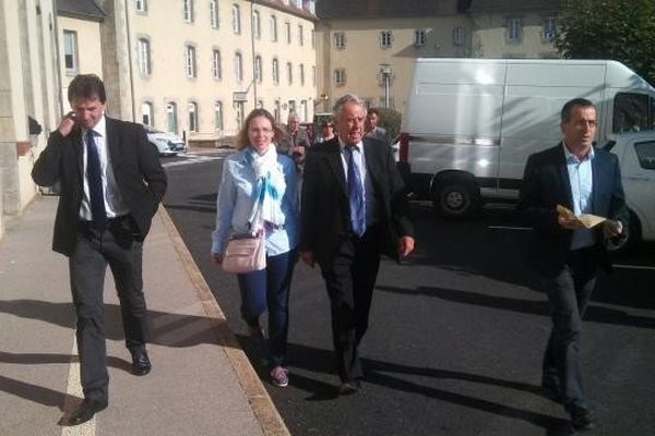 Jean Auclair, candidat (SE) devant la Cité administrative de Guéret.