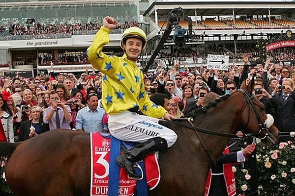 Le jockey Christophe Lemaire, avec Dunaden, après sa victoire dans la Melbourne Cup en novembre 2011  