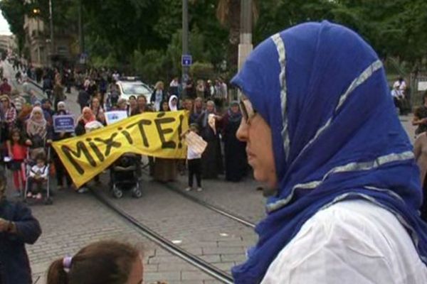 La manifestation des mères du Petit-Bard près de la gare à Montpellier