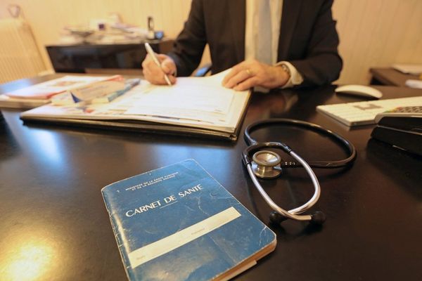 Les départements les plus peuplés et les plus urbanisés sont ceux ayant le plus grands nombre de médecins. 