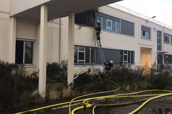 Des pompiers à l'oeuvre dans le bâtiment désaffecté d'Akzo Nobel à Saint-Pierre-lès-Elbeuf (Seine-Maritime). 