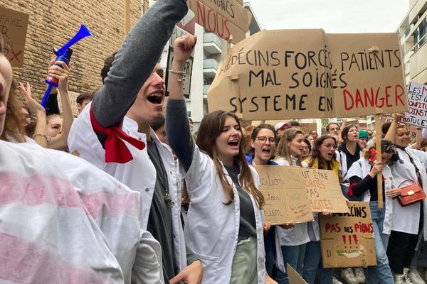 Manifestation des étudiants en médecine à Lyon, opposés à la réforme qui prévoit une 4e année d'internat - 14/10/22