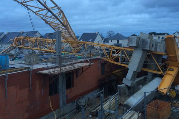 La grue de chantier est tombée sur la maison en construction à Bréal-sous-Montfort (35)