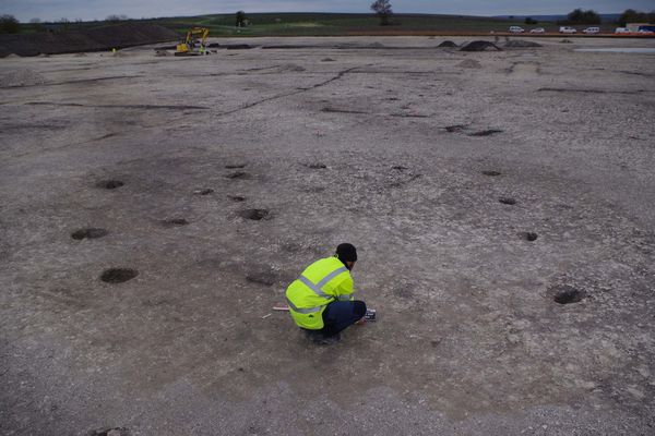 Les empreintes de poteaux verticaux d'un bâtiment médiéval subsistent sur ce terrain de Genté (Charente). France tv 29/03/2022