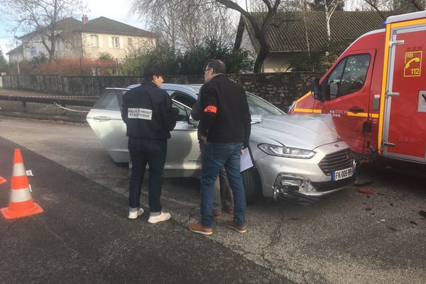 Le 16 décembre 2019, l'accusé aurait foncé sur le véhicule des pompiers venus porter secours aux membres de sa famille qu'il avait agressé à coups de couteau quelques instants plus tôt.