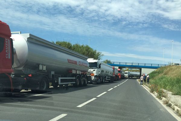 Bouchon de camions-citernes devant le dépôt de Frontignan le 24 mai 2016