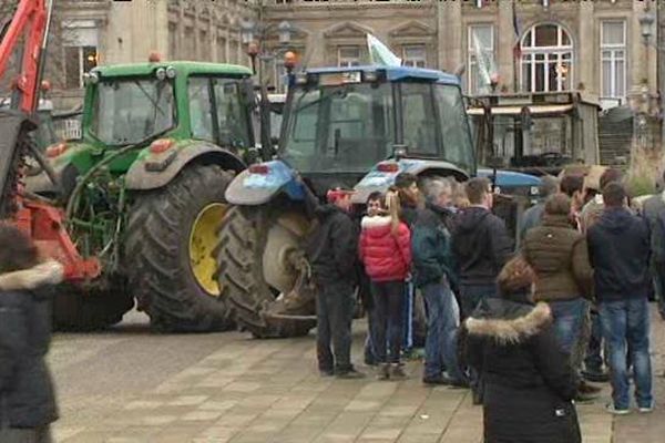 Les agriculteurs ont garé leurs tracteurs sous les fenêtres du Préfet du Nord