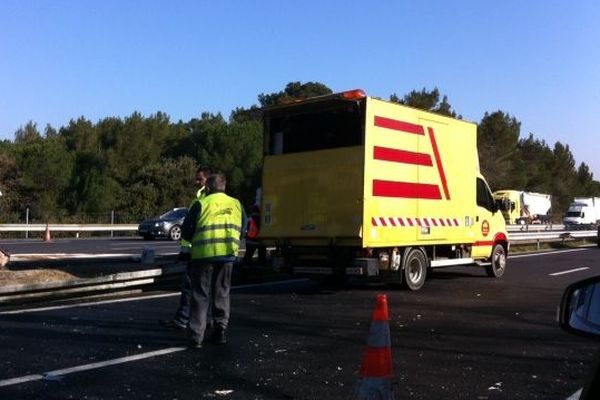 Les services de l'autoroute et les secours ont travaillé toute la matinée pour rétablir la circulation.