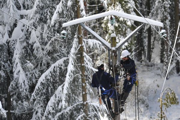 Jusqu'à 130 000 foyers avaient été privés d'électricité à partir du 14 novembre au soir entre Drôme, Ardèche et Isère selon Enedis.