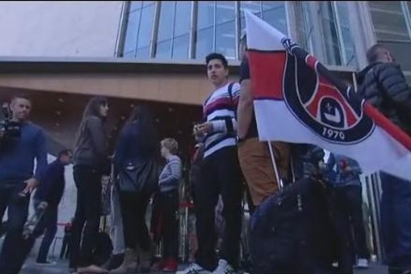 Les supporters du PSG devant l'hôtel Rey Juan Carlos dans lequel les joueurs du club parisien résident.